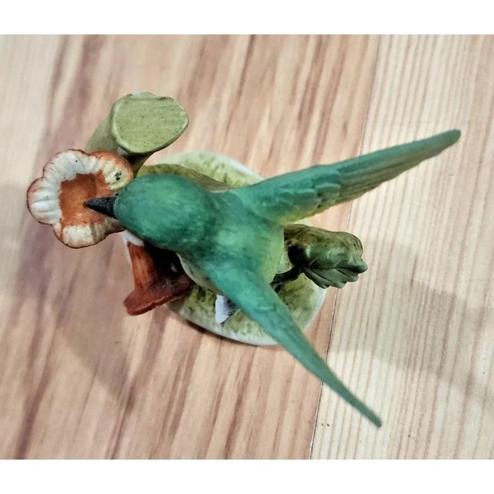 Lefton sweet little Hummingbird drinking nectarine from a flower figurine